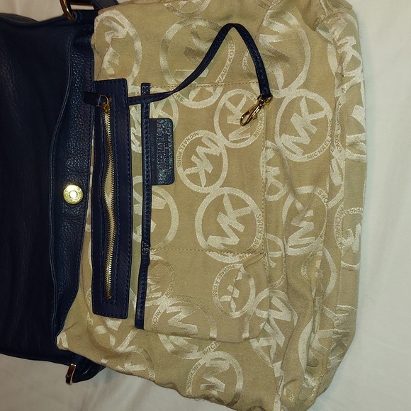 Micheal Kors  Navey Blue Soft Leather Bag. - Picture 7 of 10